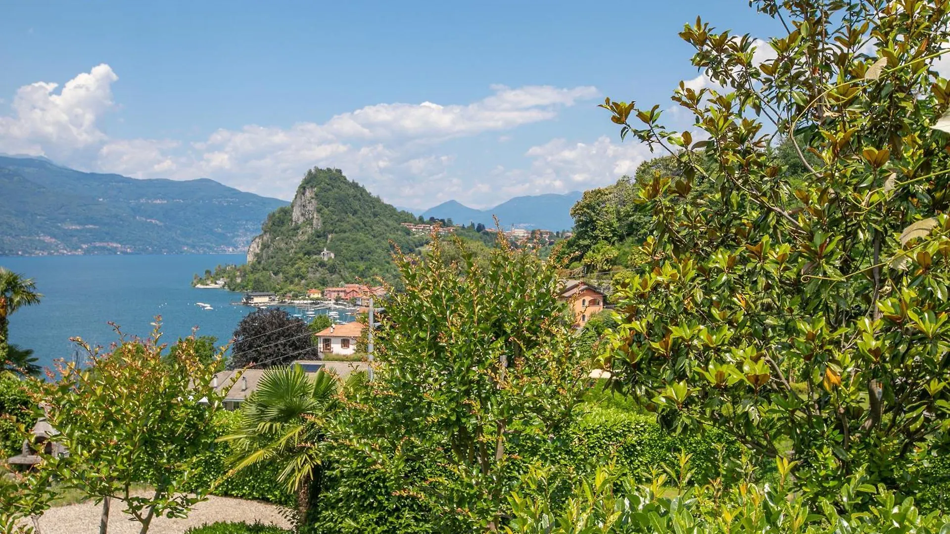 Villa Casa Francesca Garden And View - Happy Rentals Castelveccana Italy
